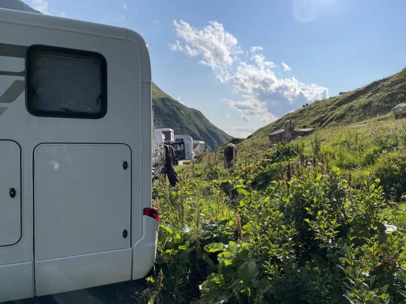 Wohnmobil an Wohnmobil – Wildcamping an einem schönen Sommertag auf einem Schweizer Alpenpass.