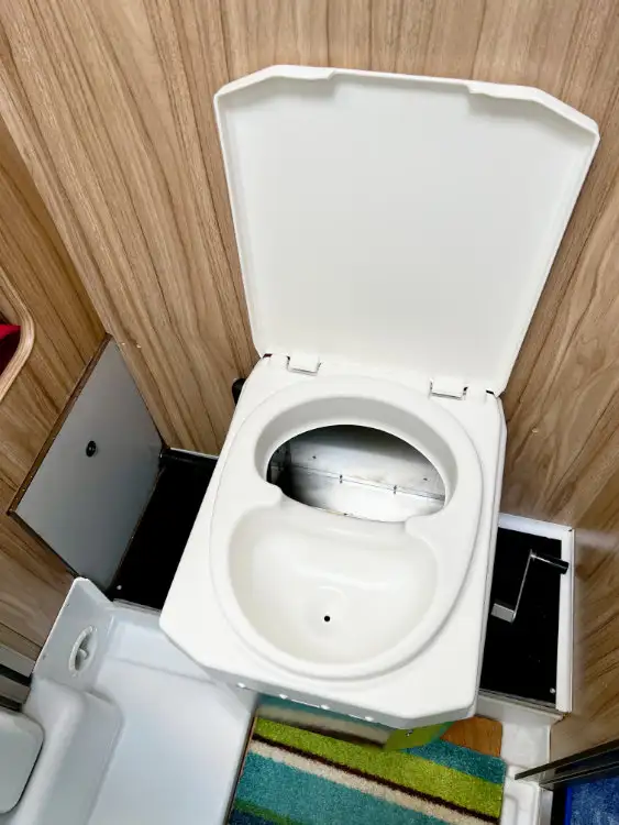 Der Toilettensitz der BioToi ist aufgrund des spitzen Steges für grosse Menschen gewöhnungsbedürftig.