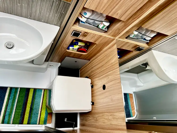 Die Trockentrenntoilette wurde nachträglich in Hymer MLT 570 eingebaut.