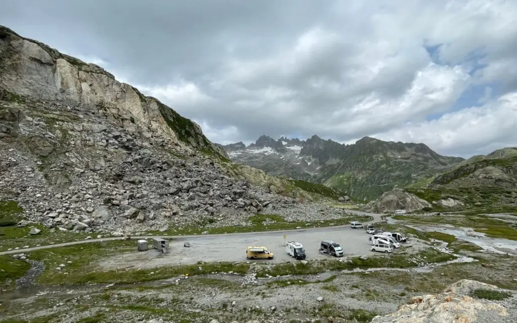 Der Parkplatz Steingletscher Mitte ist manchmal wegen militärischer Schiessübungen gesperrt.